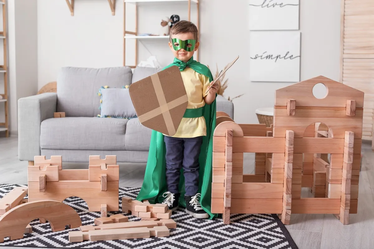 صورة لطفل يلعب بالخيال