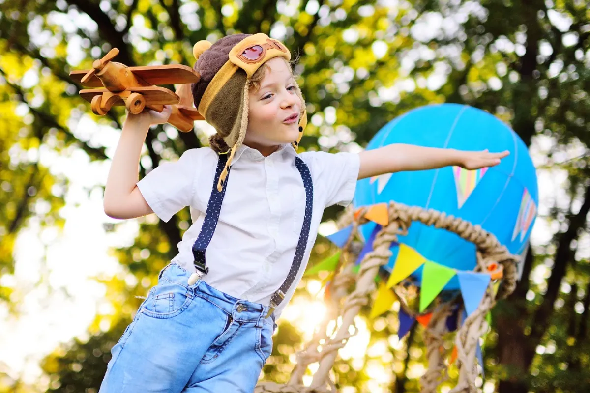 صورة لطفل يلعب بالخيال