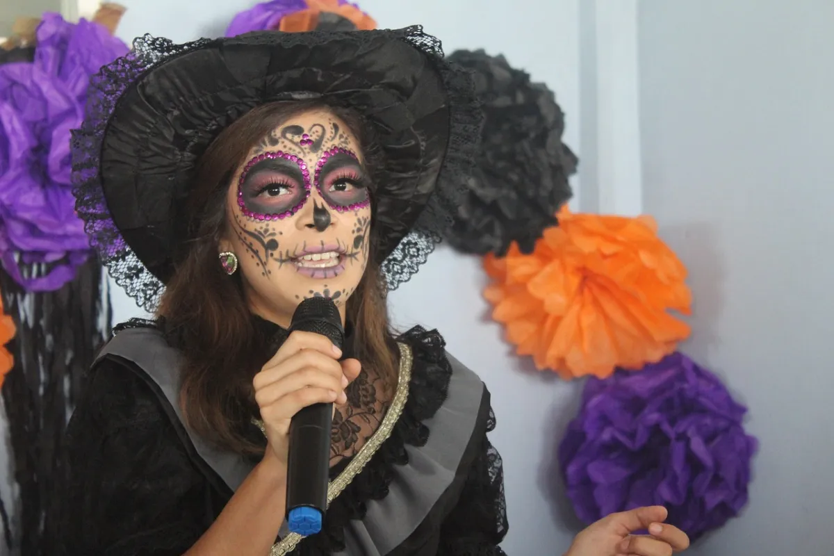 صورة لاختيار الأغاني مع الملابس 