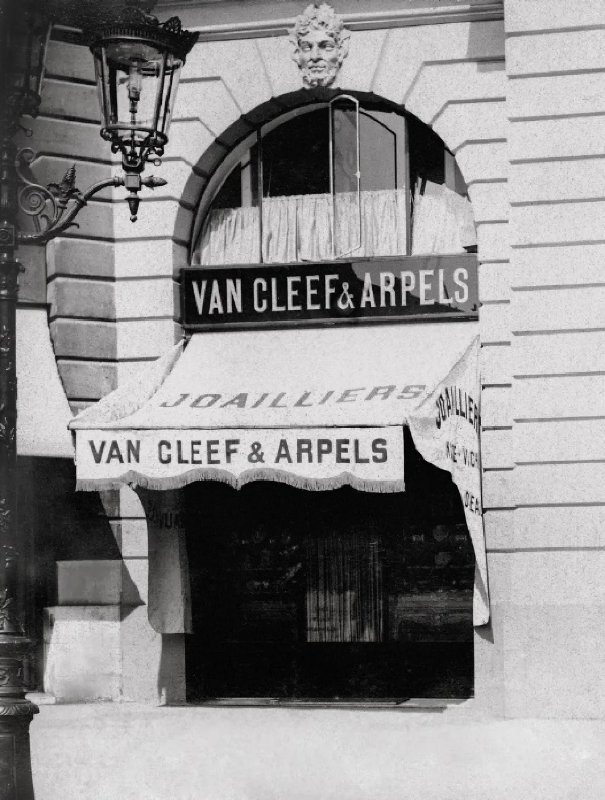 أول بوتيك لدار فان كليف أند آربلز في باريس عام 1906- الصورة من أرشيف الدار