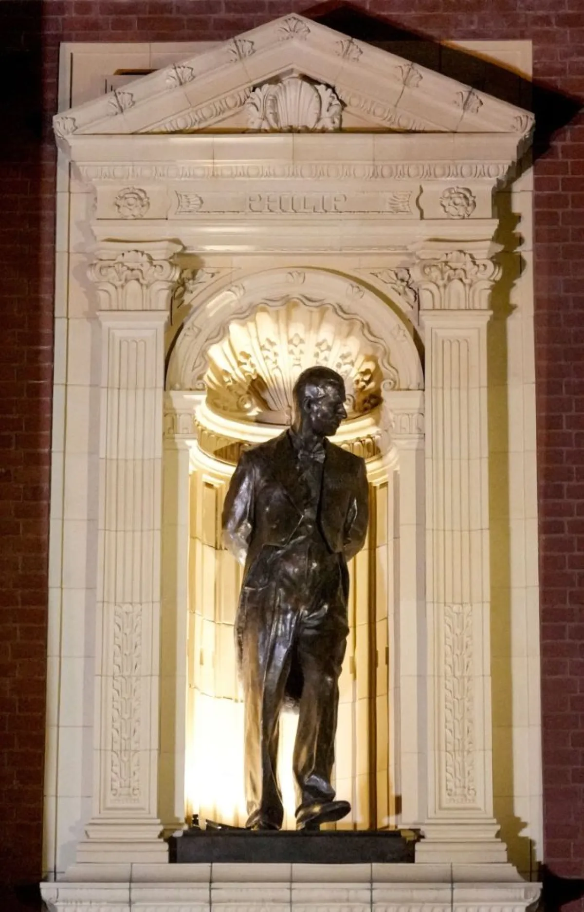 تمثال الأمير فيليب الراحل (A statue of late Britain's Prince Philip). مصدر الصورة: MAJA SMIEJKOWSKA / POOL / AFP