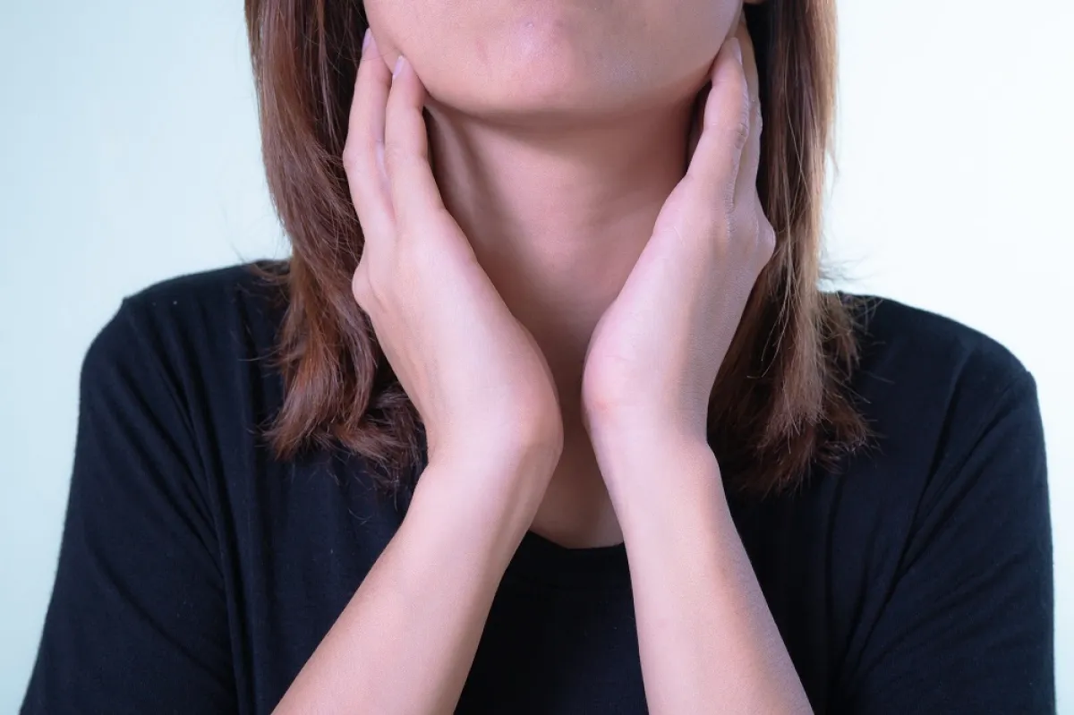 أعراض التهاب الفقار المقسط (المصدر: pexels)