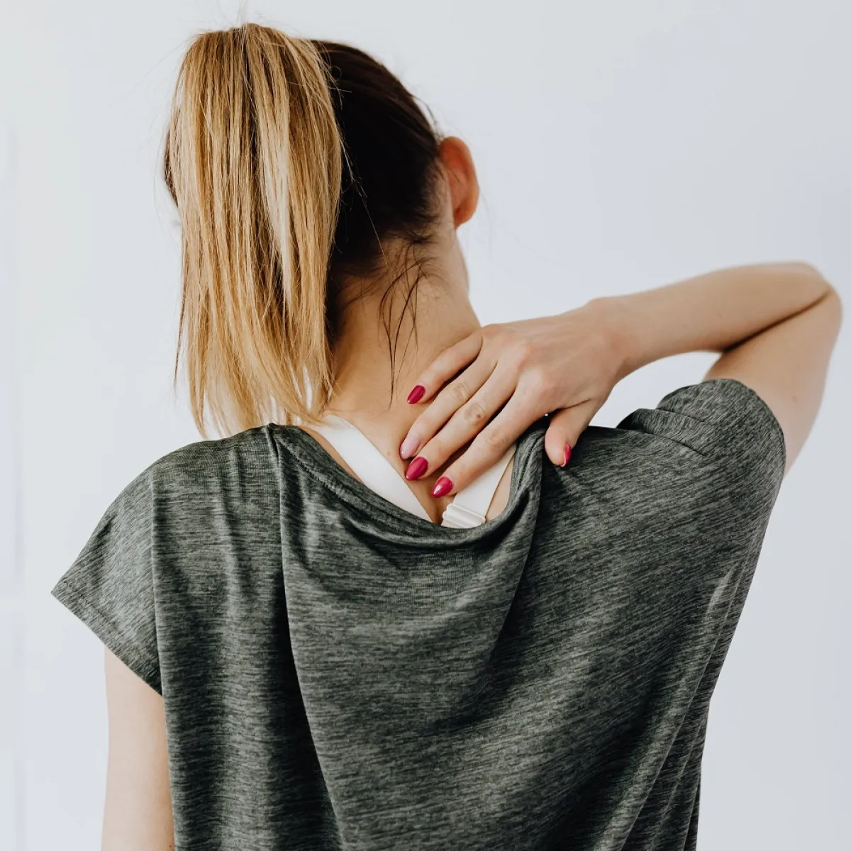 أعراض التهاب الفقار المقسط (المصدر: pexels)