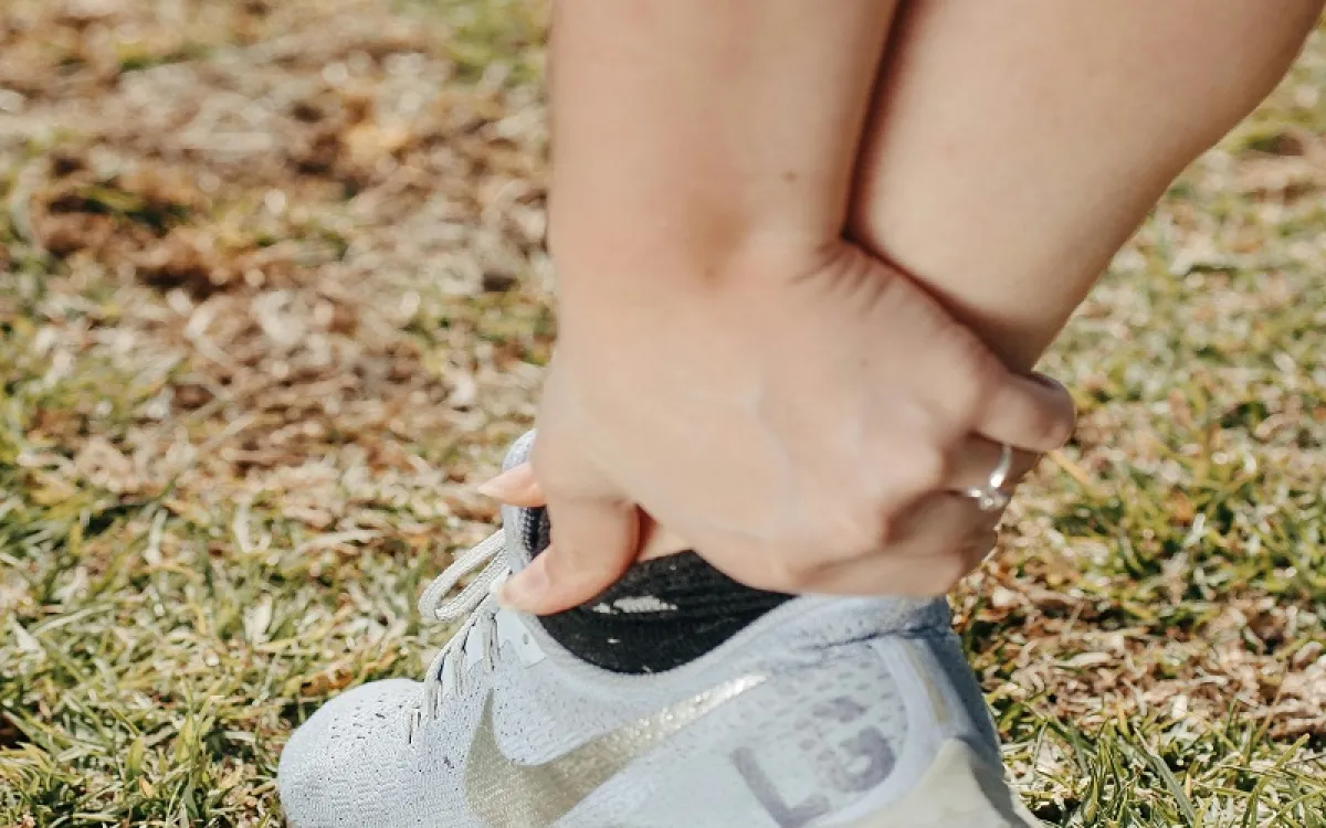 ألم الكعب.. أحد أعراض الالتهاب المقسط (المصدر: pexels)