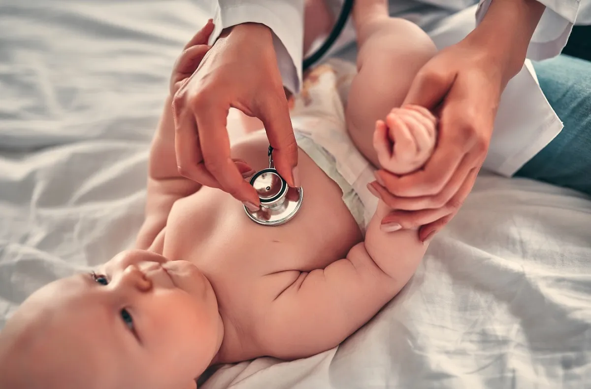 صورة لرضيع وطبيب