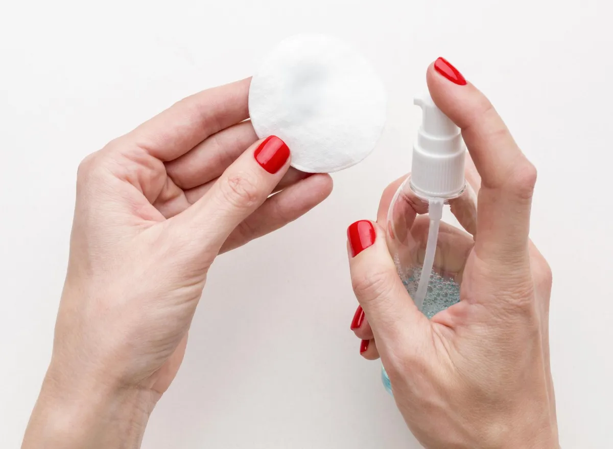 صورة لمزيل طلاء الأظافر