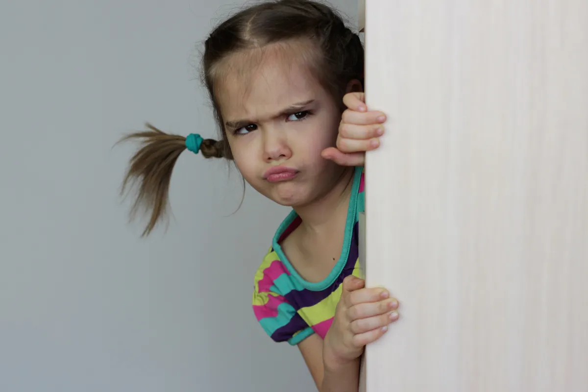 صورة طفلة فضولية