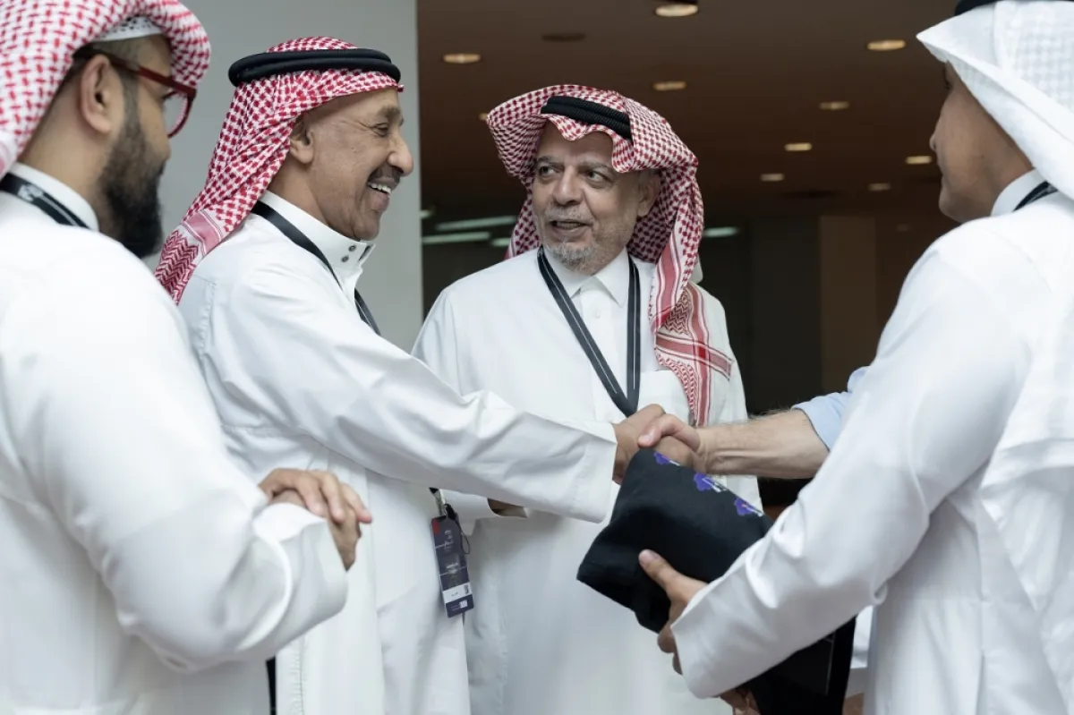 الكتاب والنقاد والمخرجون يتبادلون أطراف الحديث حول هذا المؤتمر وأهميته