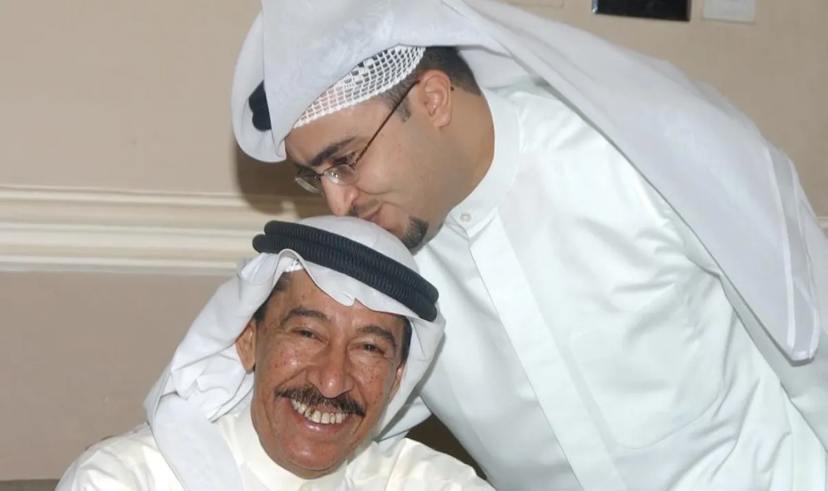 خالد برفقة والده الراحل عبد الكريم عبد القادر -الصورة من حسابه على الانستغرام