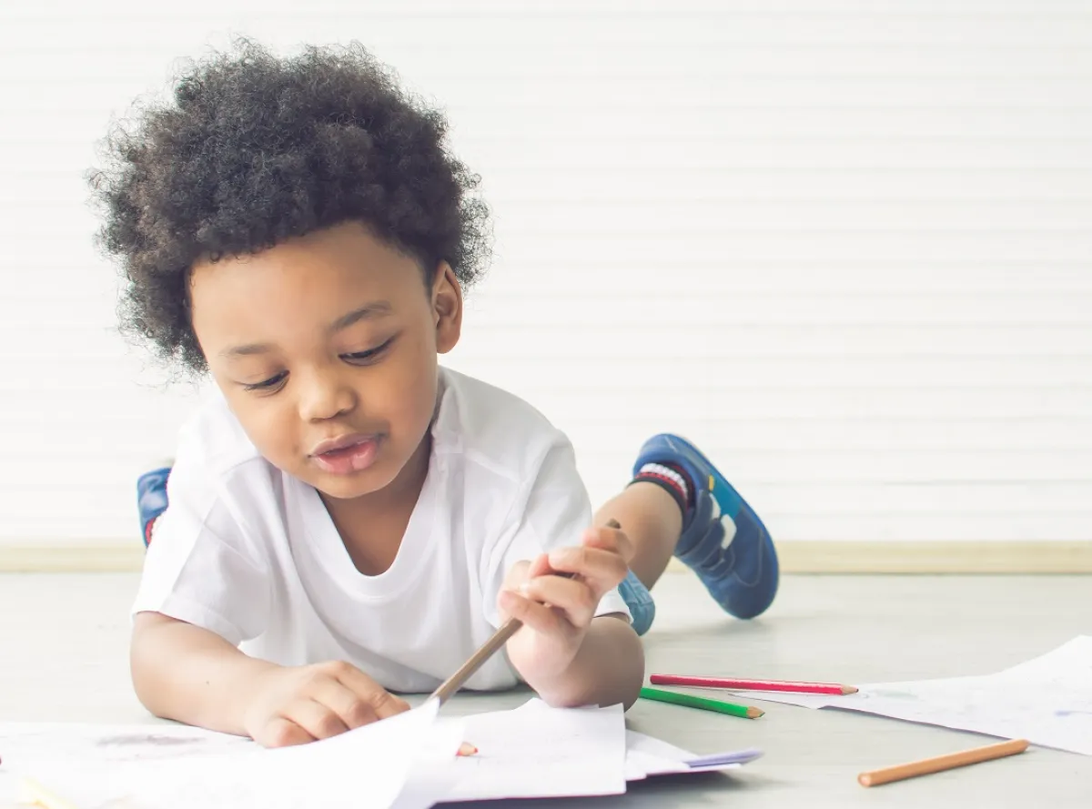 صورة لطفل يراجع وحده ما حفظ