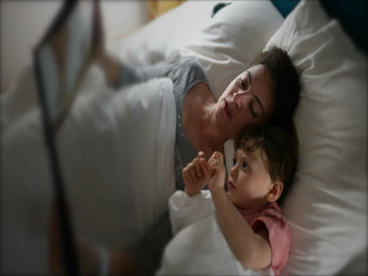 صورة لأم تقرأ لطفلها قصة