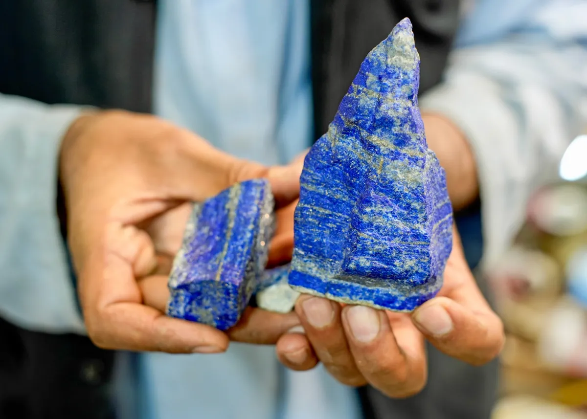 حجر لازورد وهو حجر أزرق يوجد بشكل رئيسي في جبال هندو كوش في باكستان وأفغانستان - الصورة من shutterstock