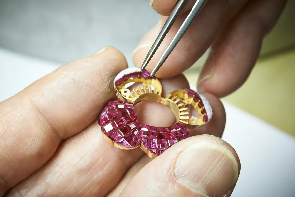 تمرير أحجار الياقوت في قطعة من مجوهرات Mystry Set لفان كليف أند آربلز- الصورة من أرشيف الدار 