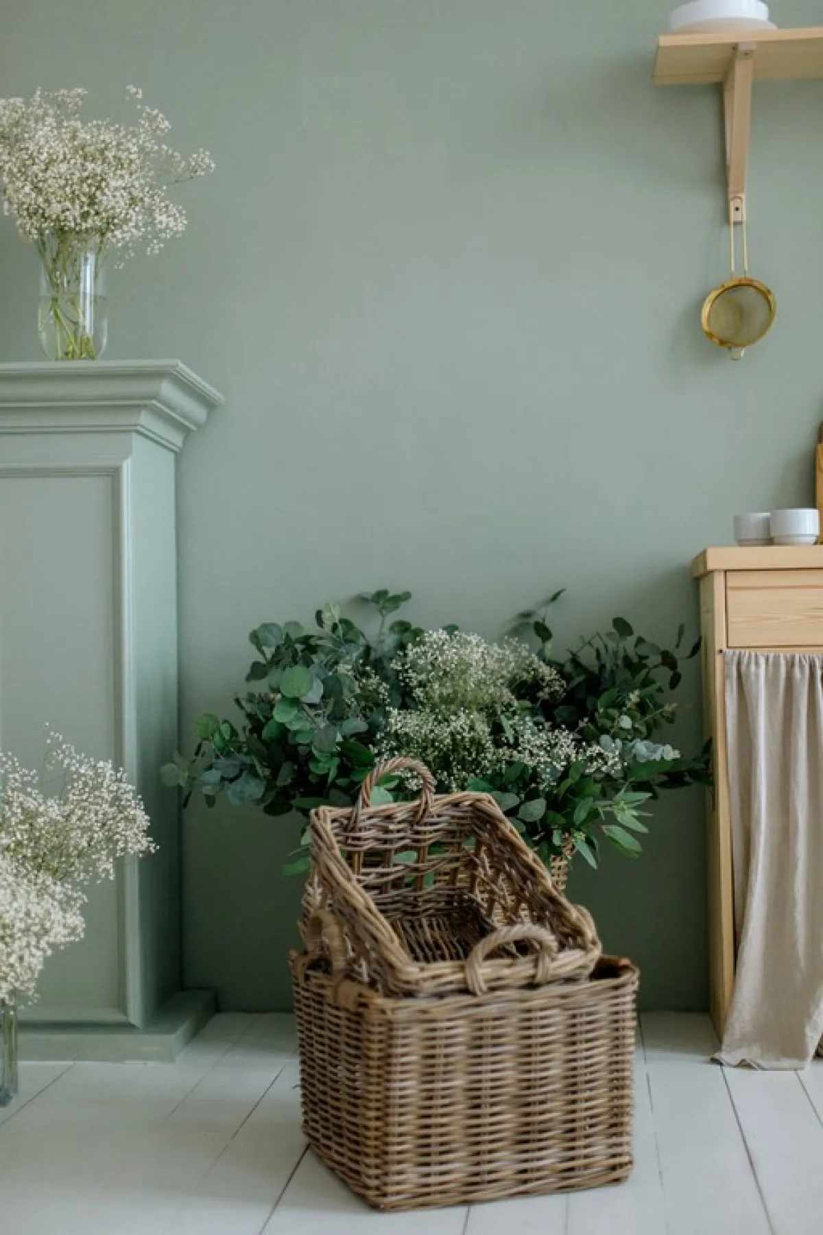 جدران المطبخ مطلية بطلاء أخضر زيتوني