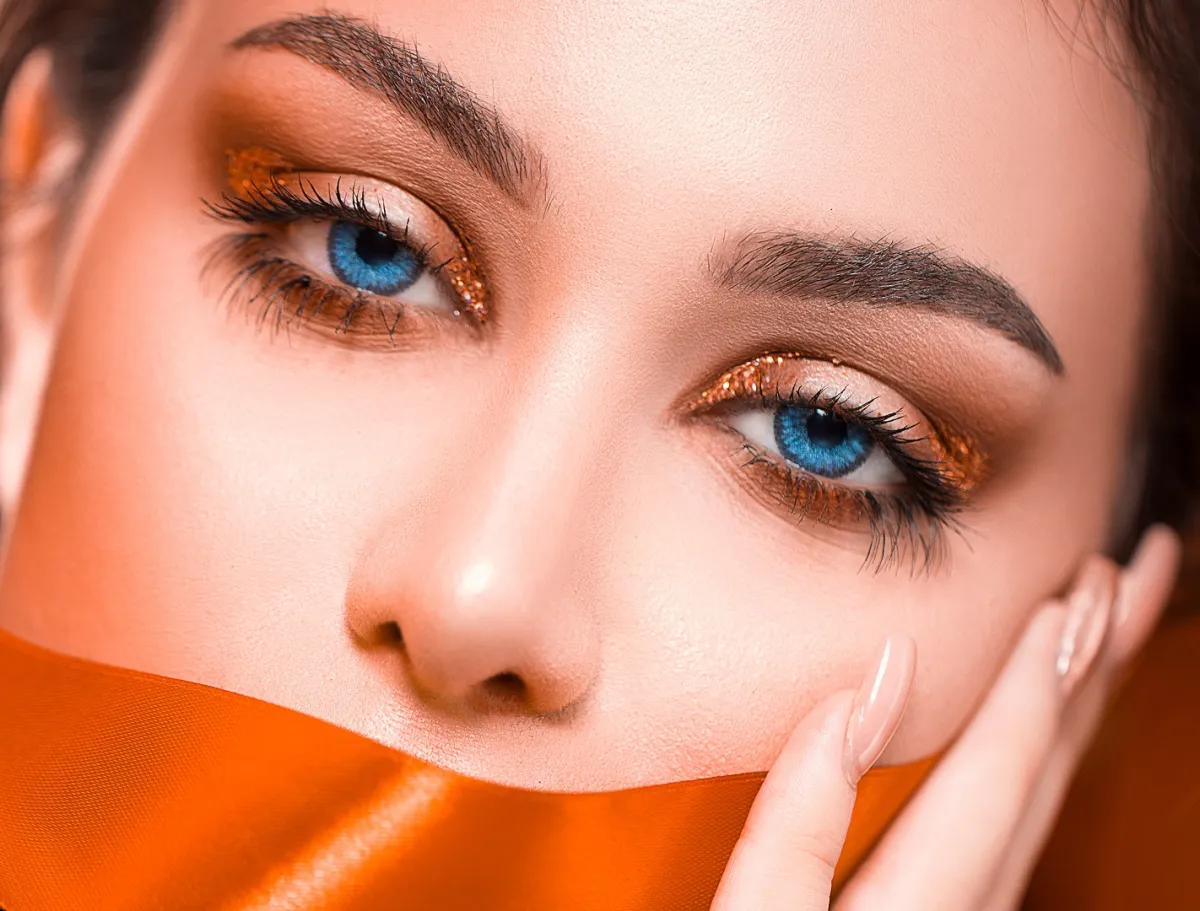 مكياج ذهبي - الصورة من Freepik 