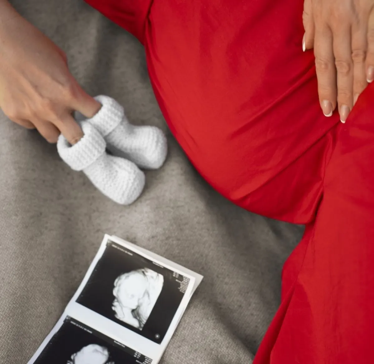 صورة الاطمئنان على ركلات الجنين