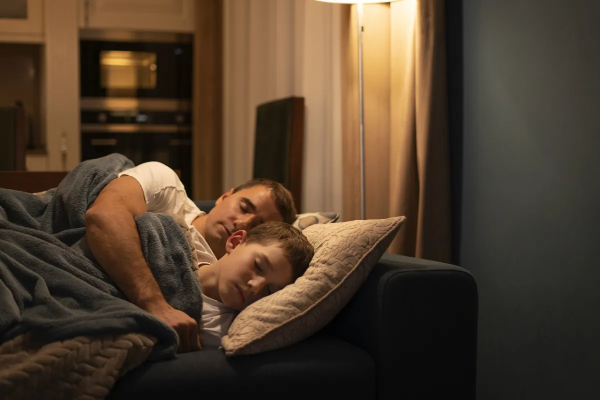 صورة مراهق نائم مع والده