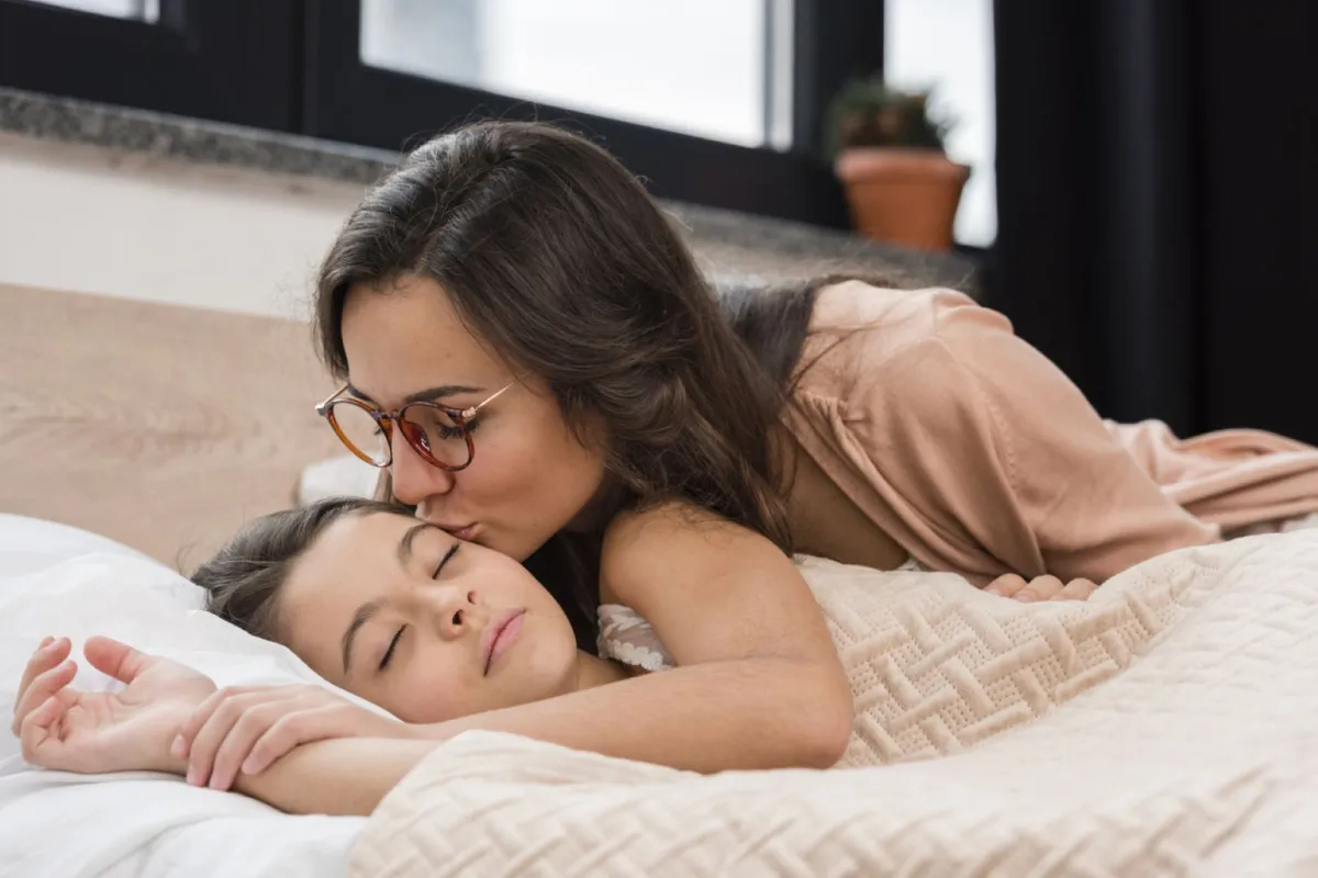 صورة مراهقة نائمة مع أمها