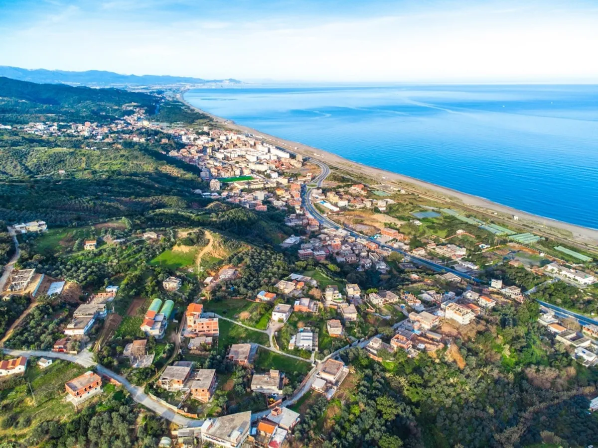 جيجل هي مدينة ساحلية تقع على البحر الأبيض المتوسط