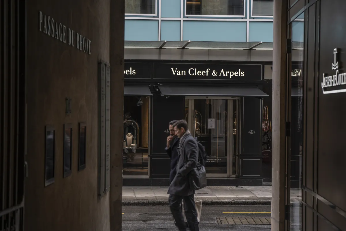 متجر فان كليف أند آربلز في جنيف بسويسرا - (مصدر الصورة Bloomberg  Contributor Getty Images)