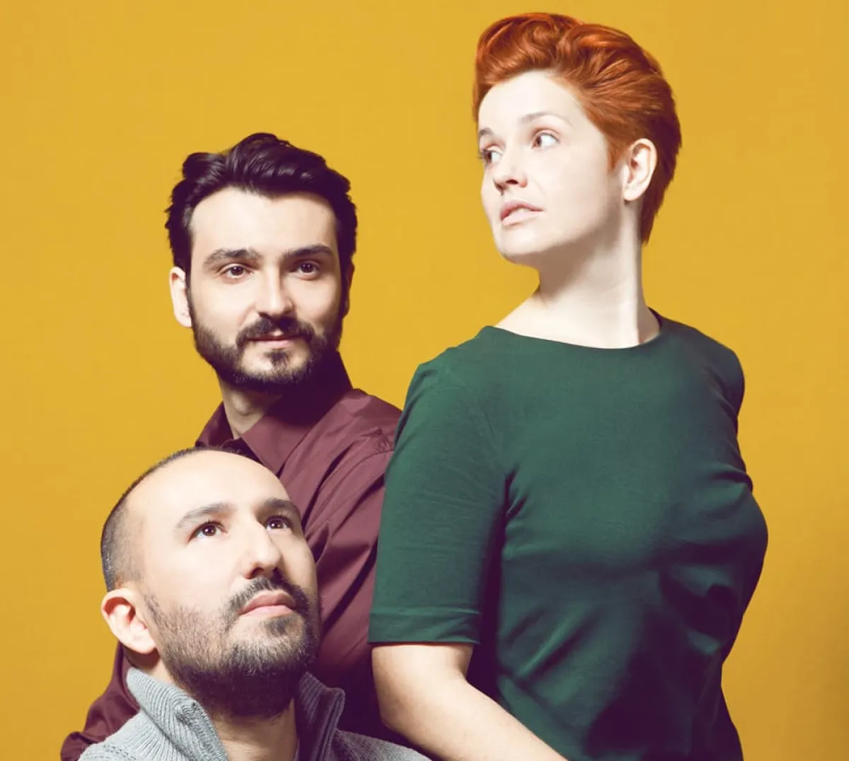 صورة لورا بلاسكو وخوانمي خواريز مع المصمم أليكس