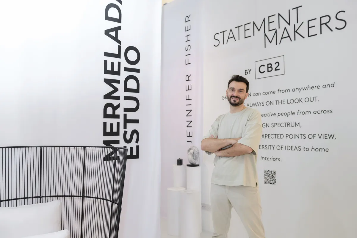 صورة المصمم الإسباني اليكس استيفيز  