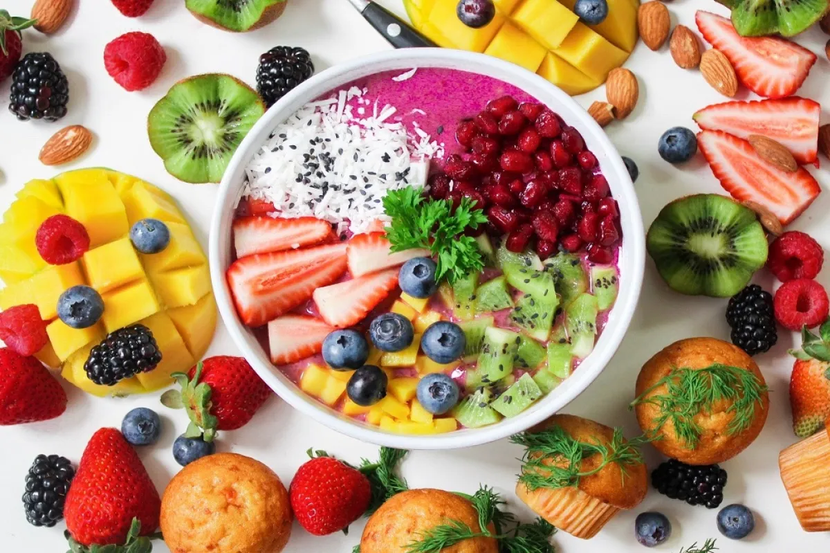 تناولي الخضر والفواكه الطازجة (المصدر: pexels) 