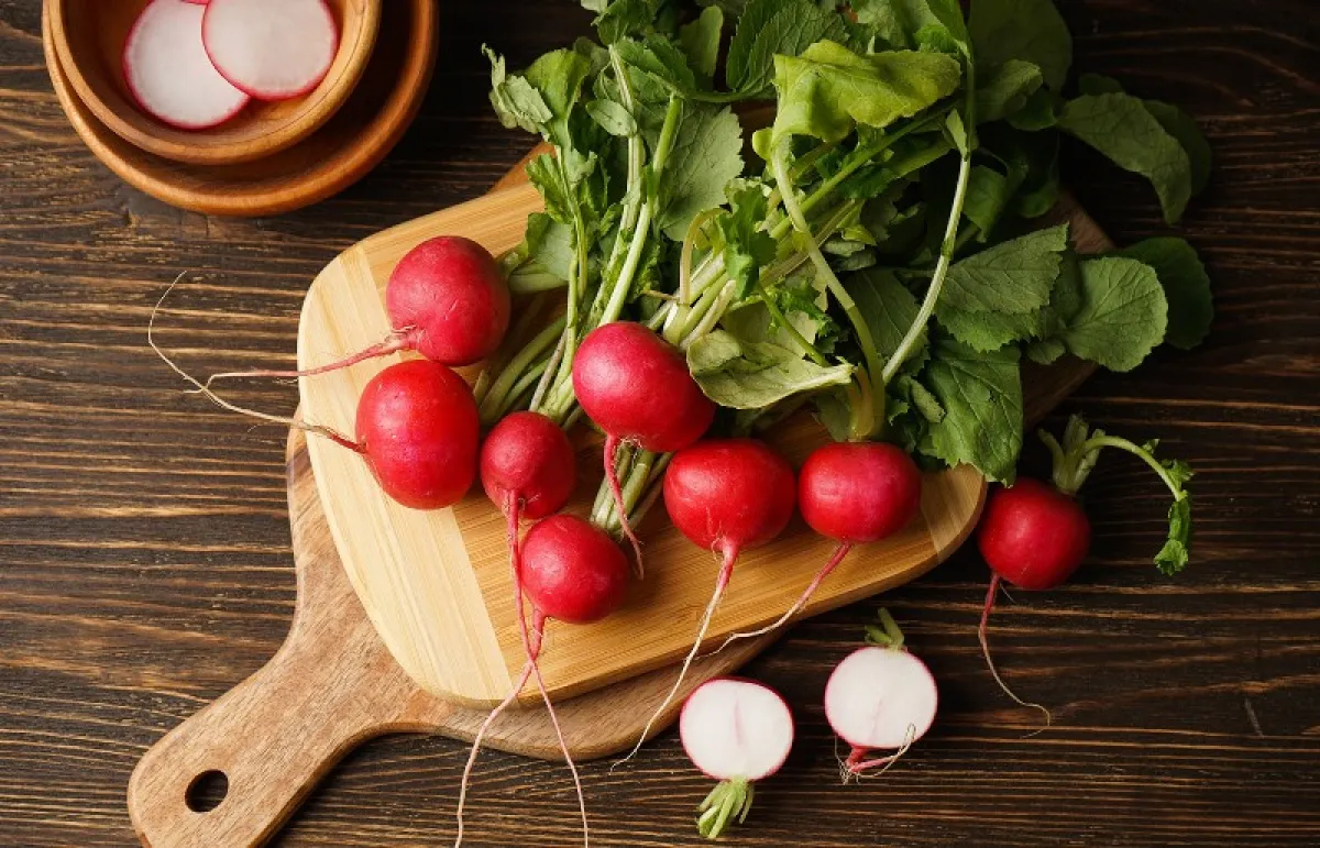 الفجل الأحمر يوفّر نسبة عالية من الألياف (المصدر:Shutterstock)