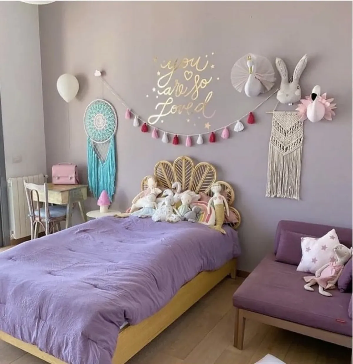 غرفة نوم خاصة بطفلة في سن المدرسة