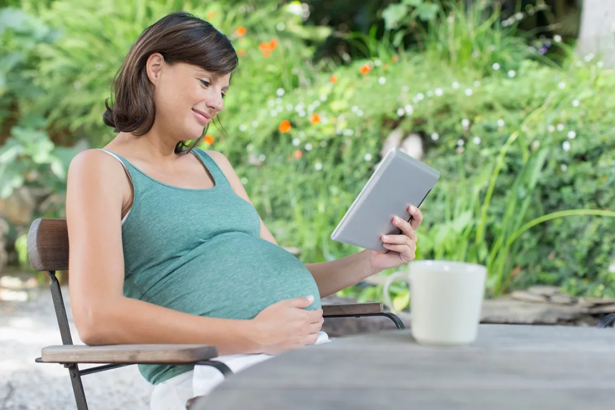 صورة لحامل تقرأ