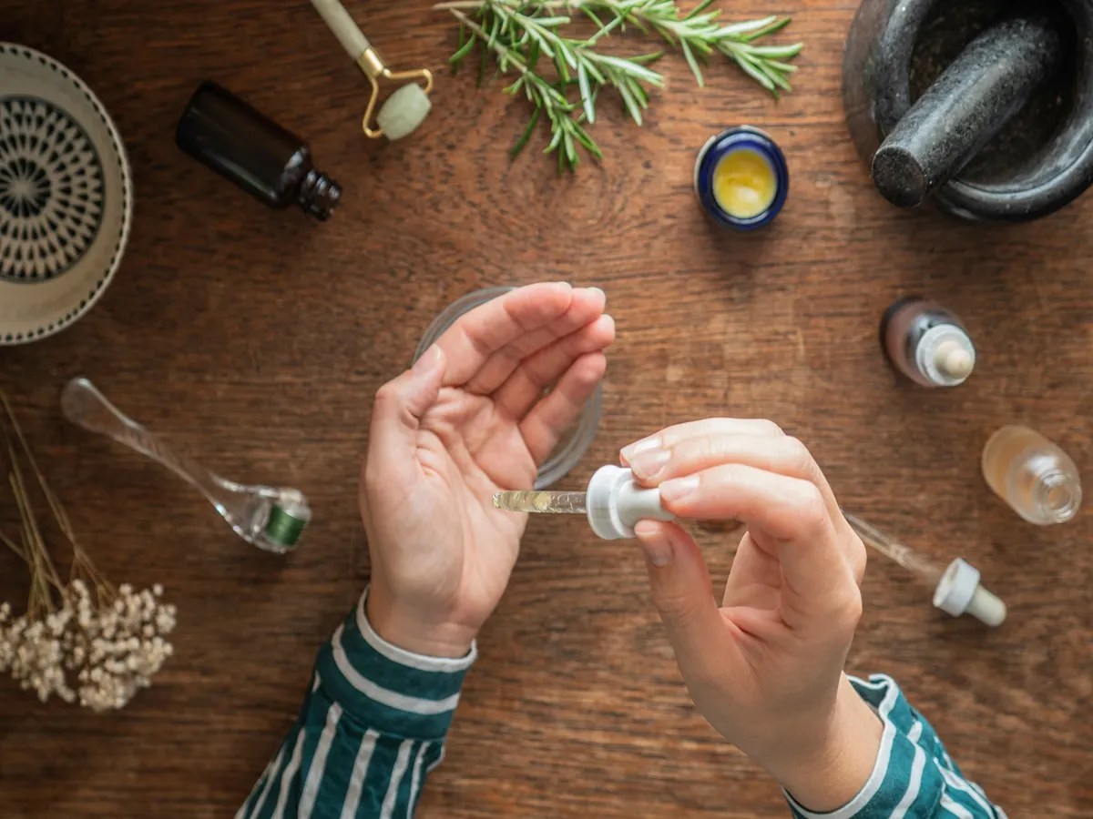 صورة لامراة تضع زيوت عطرية على يديها