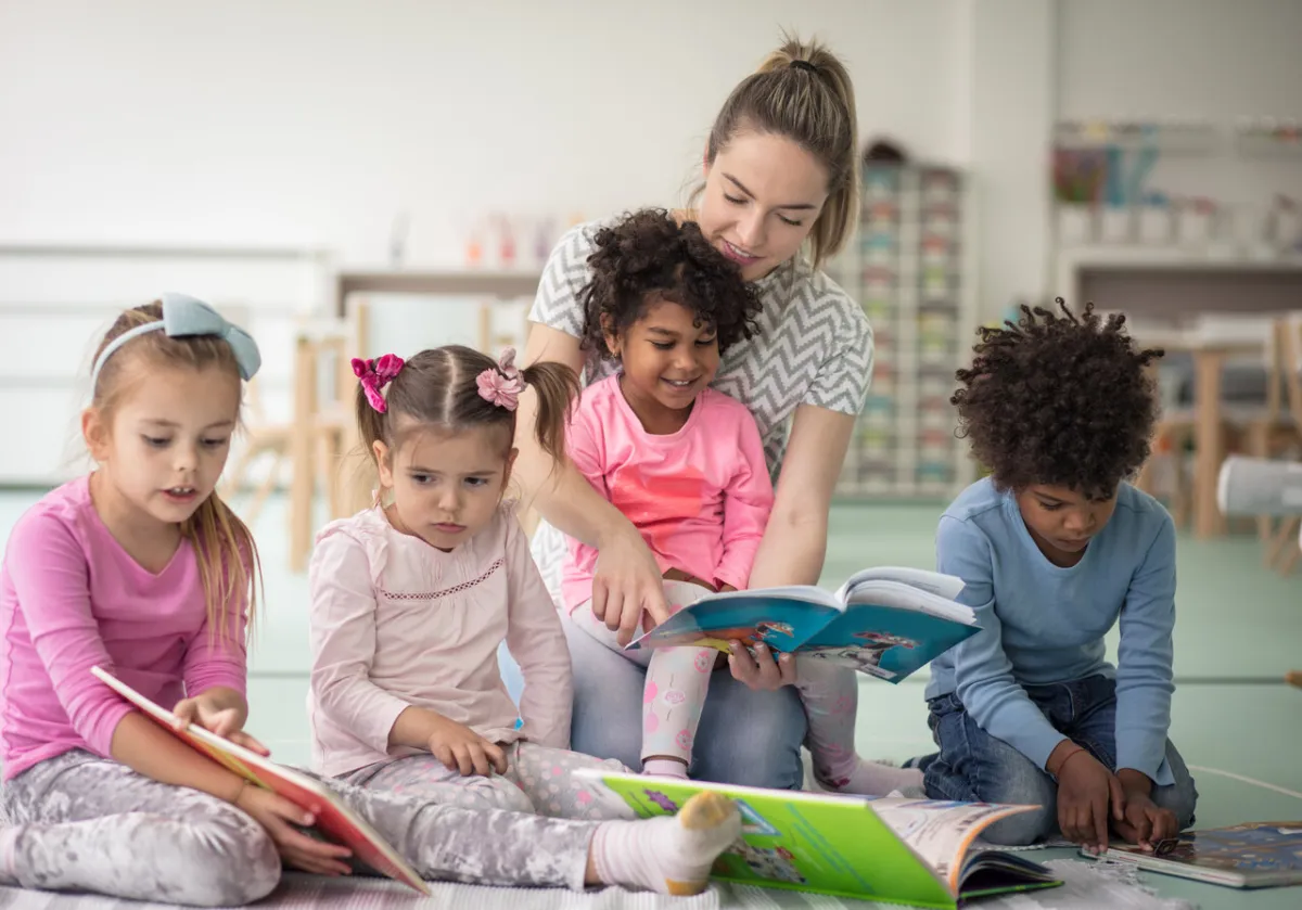 صورة القراءة للأطفال في المدرسة