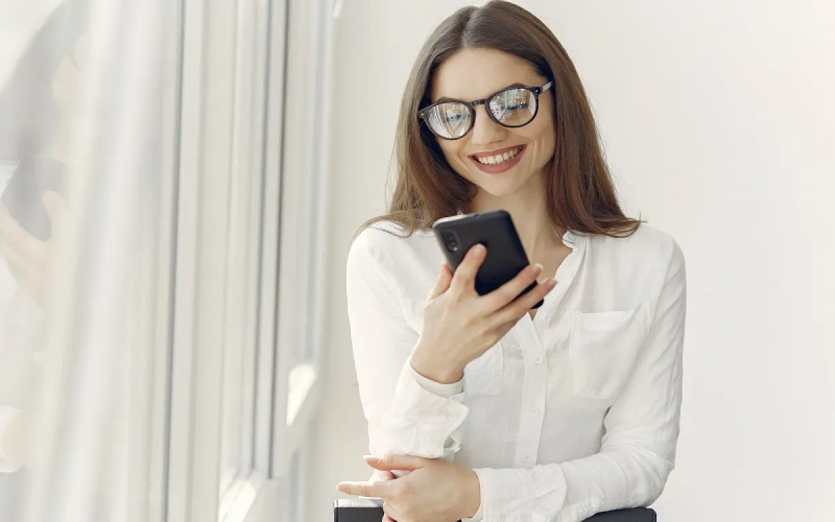 قراءة الرسائل الإيجابية أو الاستماع إليها (المصدر: pexels)