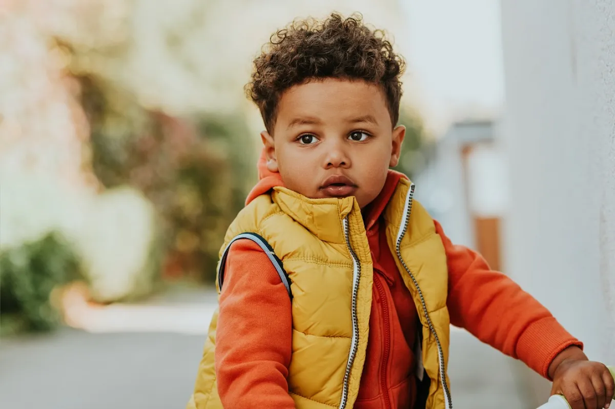 صورة لطفل ينتظر الاحتفال