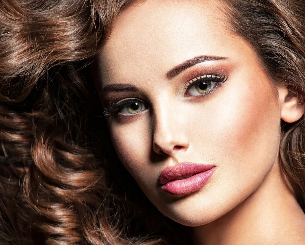 حيل مكياج لعيون مشرقة في الصباح