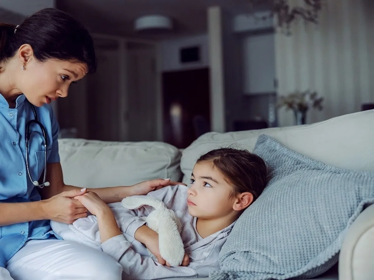 صورة لطبيبة تفحص طفلة مريضة