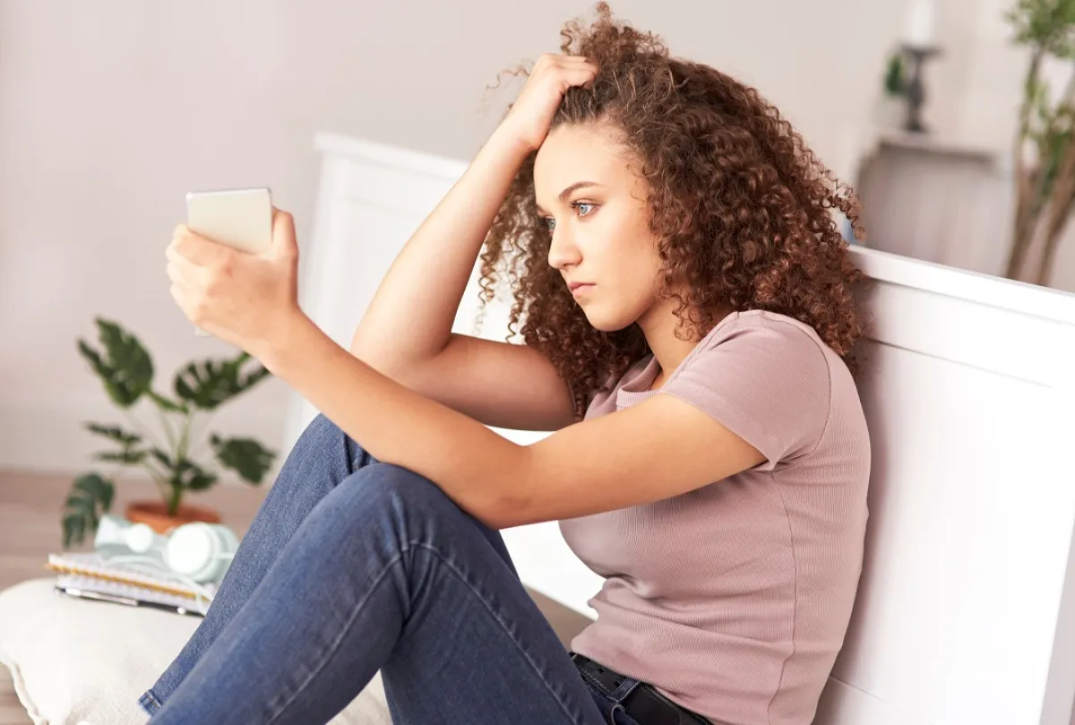 صورة لمراهقة داخل غرفتها