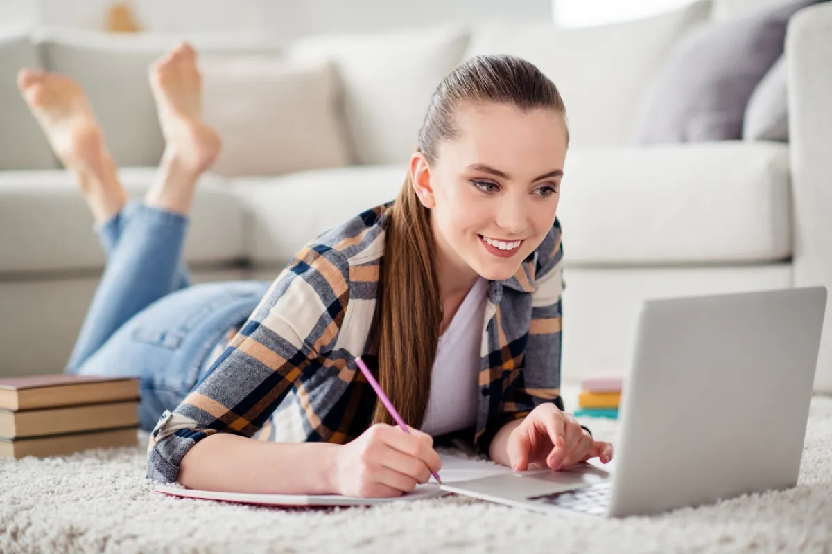 صورة لمراهقة تستذكر دروسها