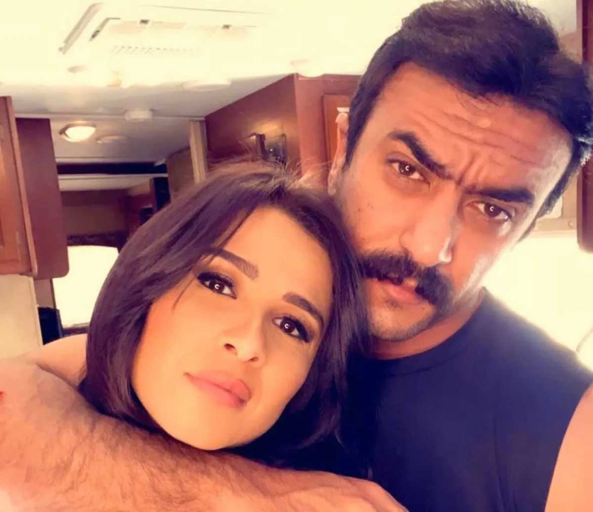 ياسمين عبد العزيز وأحمد العوضي- الصورة من حساب العوضي على الفيس بوك