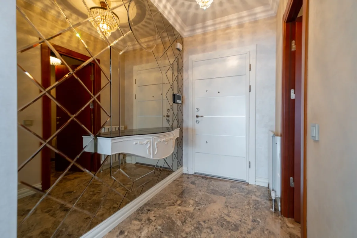 جاذبية حضور المرايا في مدخل المنزل الخارجي