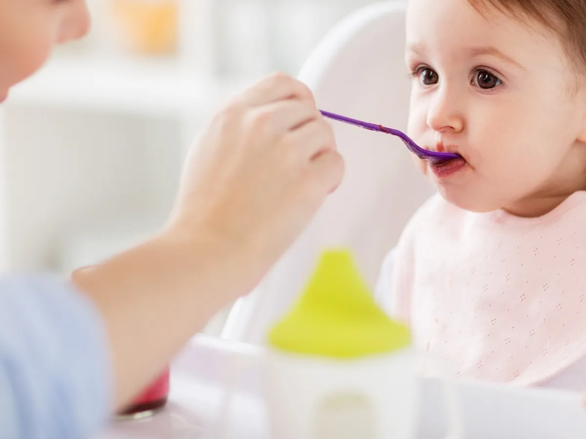 صورة لطفل رضيع يتناول الطعام