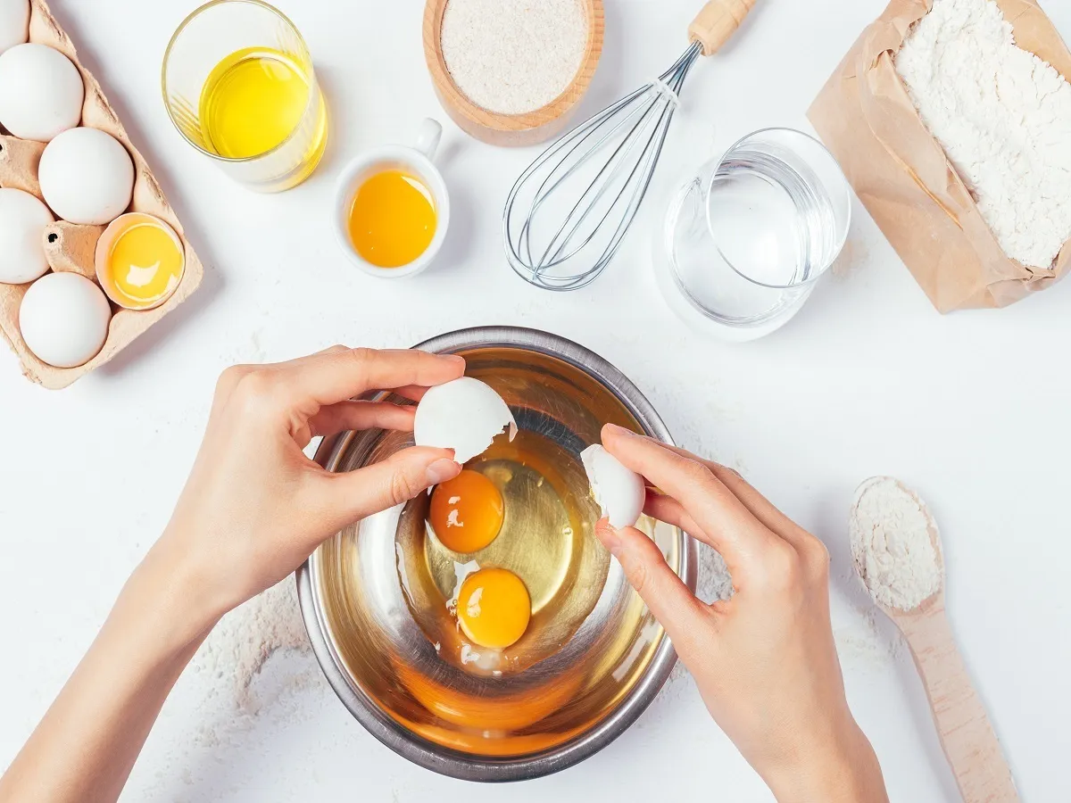 صورة لأم تحضر الطعام