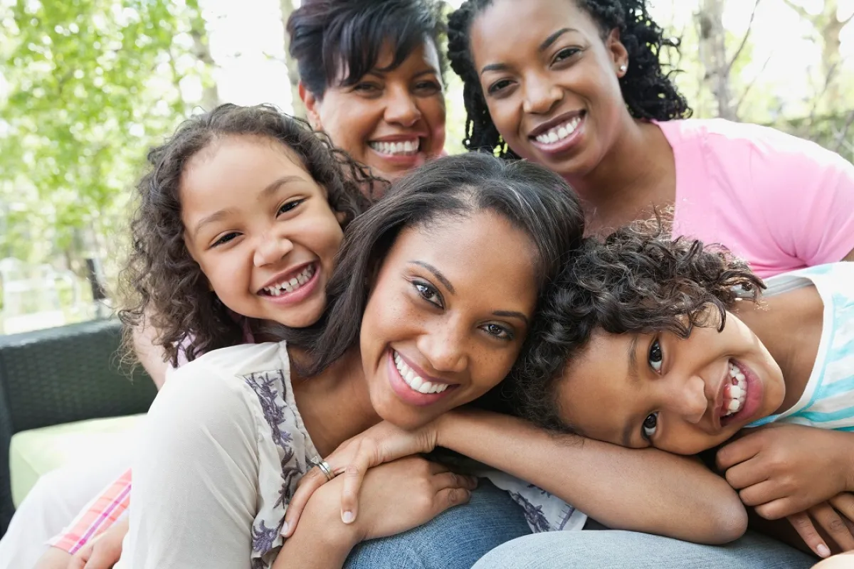 صورة وابتسامات جميلة مشرقة