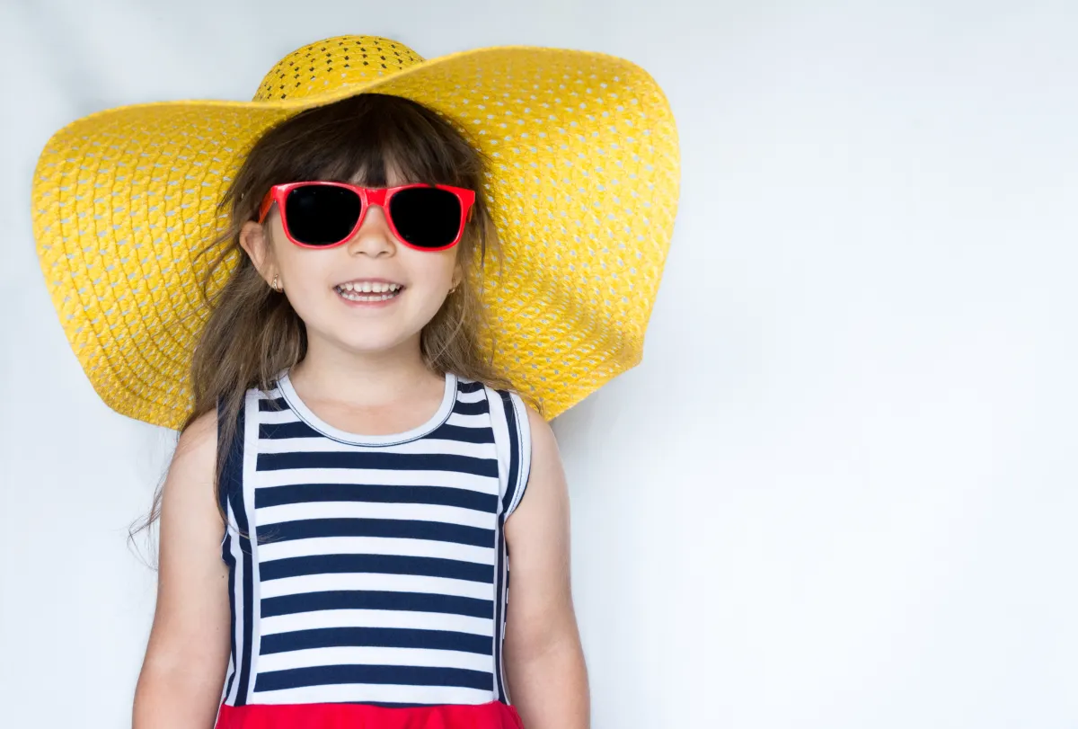 صورة طفلة ترتدي النظارات الشمسية