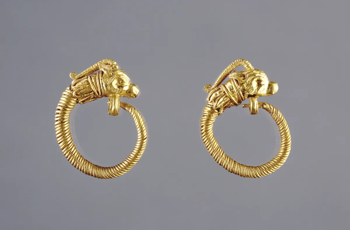 أقراط دائرية يونانية قديمةعلى شكل رأس الظباء صنعت في الإسكندرية بمصر في الفترة من 220-100 قبل الميلاد ( مصدر الصورة VCG Wilson/Corbis via Getty Images)