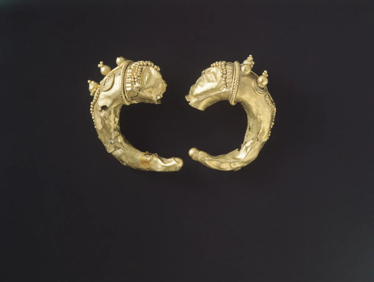 أقراط Cuff قديمة من القرن الخامس قبل الميلاد عُثر عليها في بولونيا بإميليا في رومانيا تعود الحضارة الأترورية (مصدر الصورة DeAgostini/Getty Images)