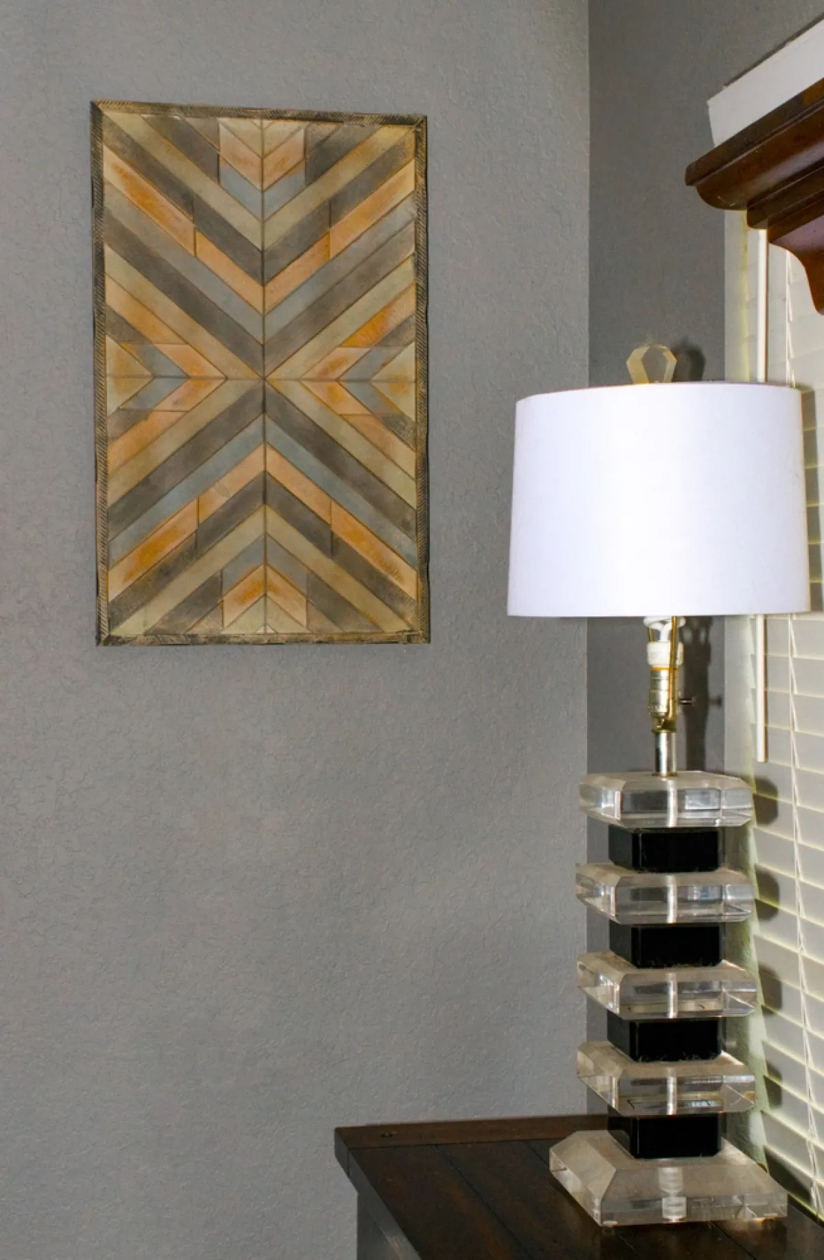 وحدة إضاءة جانبية ذات قاعدة منفذة من مادة الأكريليك الشفافة والملونة بالأسود