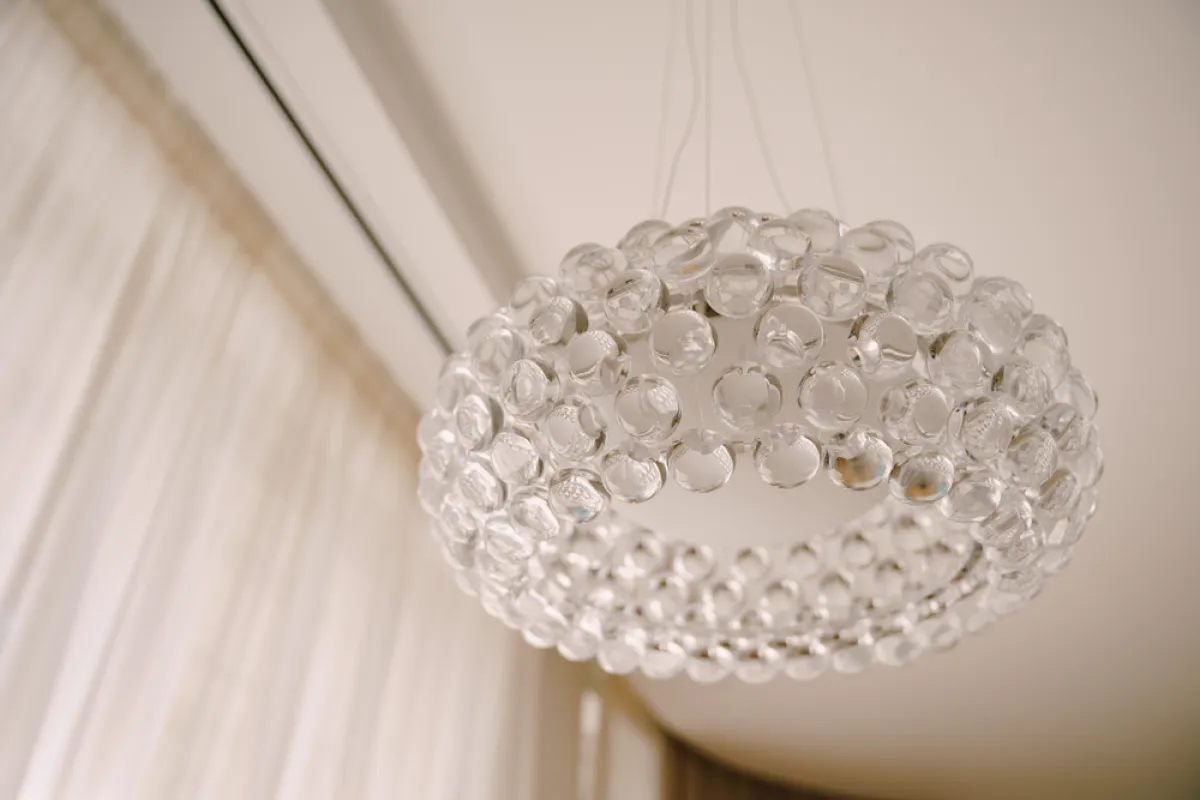 ثريا منفذ تصميمها بوساطة مادة الأكريليك