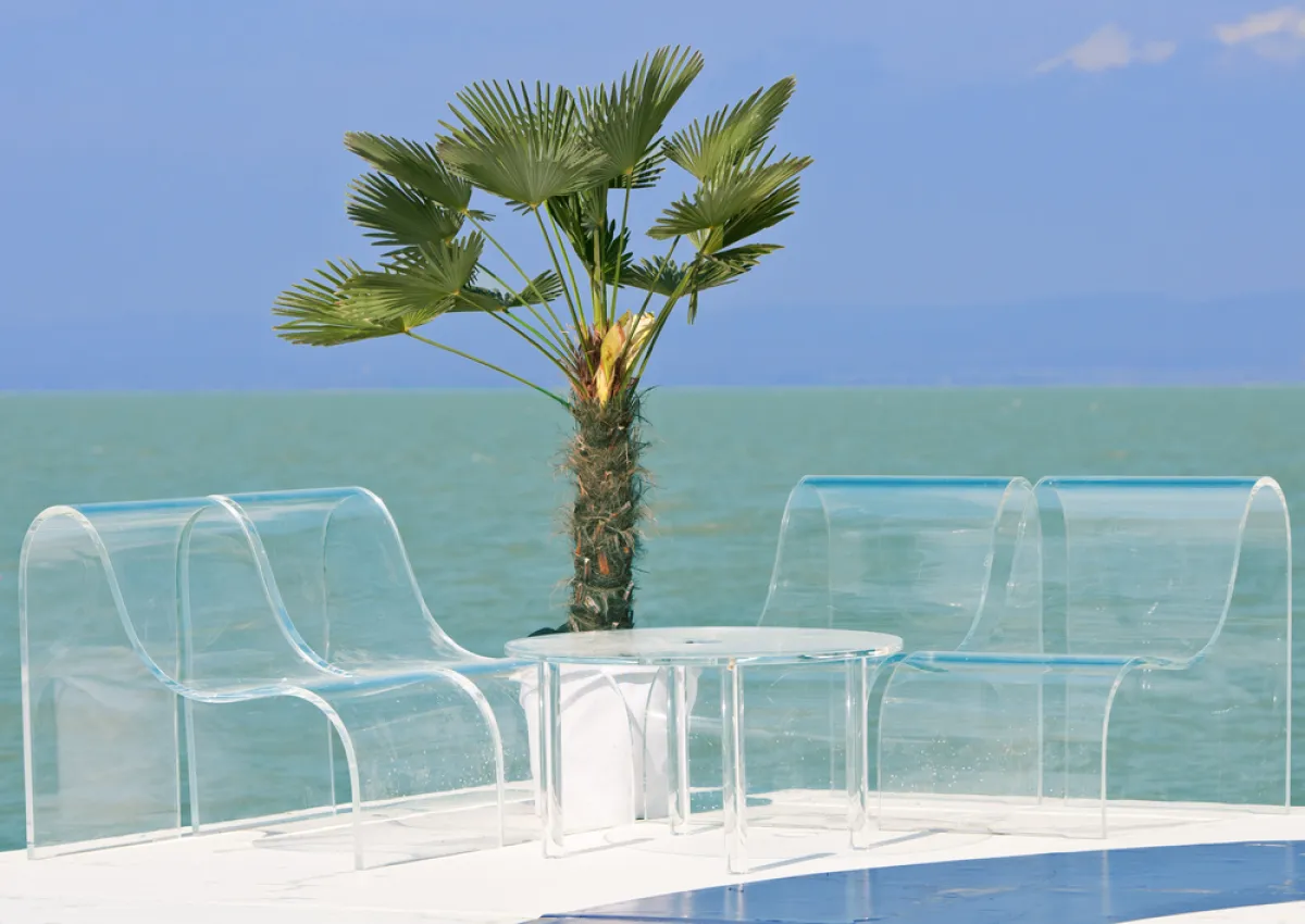 نموذج من الأثاث الأكريليك الشفاف