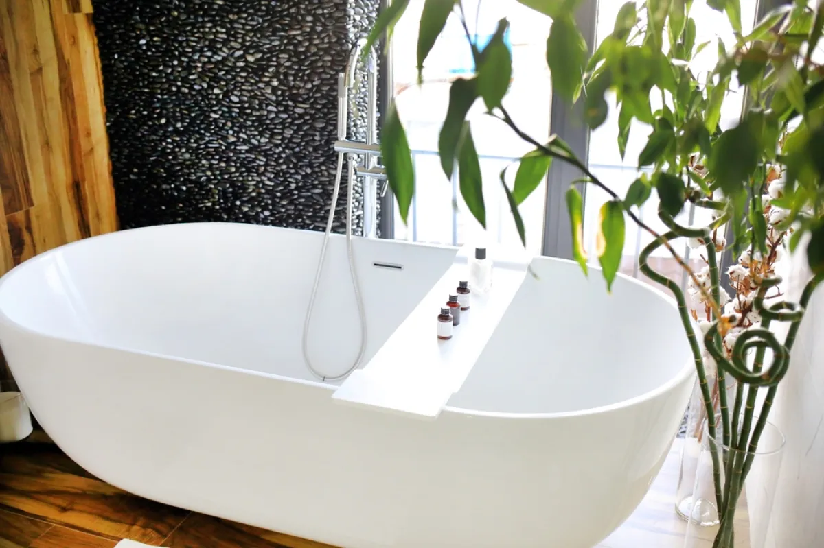 حوض للاستحمام مصنوع من مادة الأكريليك